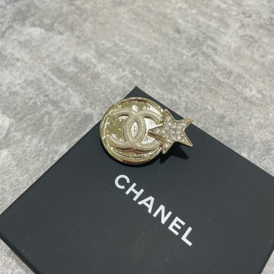 Chanel 23B胸針 別針 星星 圓圈logo 《精品女王全新&二手》