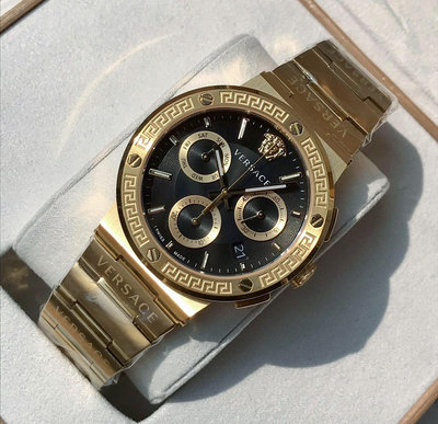 VERSACE Greca Logo Chrono 黑色面錶盤 金色不鏽鋼錶帶 石英 三眼計時 男士手錶 VEZ900421