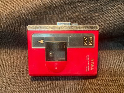 AIWA 卡帶隨身聽 型號：HS-T23 收音機功能正常 卡帶功能馬達會轉動 缺電池蓋 缺兩個開關扭 當零件機出售
