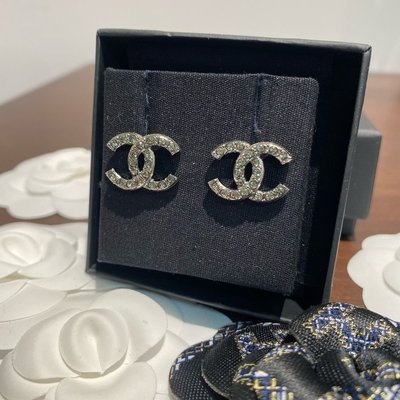 【COCO 精品專賣】CHANEL 銀色 金屬 雙C LOGO 水鑽 鑲飾 針式 耳環 AB5890 現貨