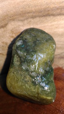 [礦鈺居]~花東玉石~海洗綠年糕帶藍寶~47公克
