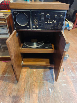 日本原裝進口古董局二手唱盤唱機含擴大器調頻黑膠唱片收藏櫃