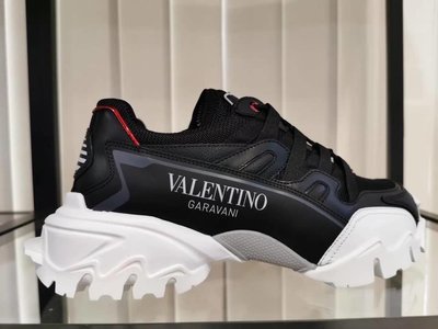 Valentino VLTN  🚹 2020秋冬上新老爹鞋 這雙也太帥了吧～整雙很精緻耶 ！潮男必備👍 ❤️