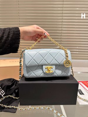 【二手包包】 Chanel 金牌方胖子這一季新品的經典款衍生系列中，珍珠鏈條+經典皮金屬鏈條王島的雙鏈條設計 NO.1031