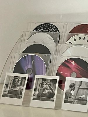 cd收納盒專輯漫畫光碟dvd整理箱碟片保護收藏架創意階梯展示架子