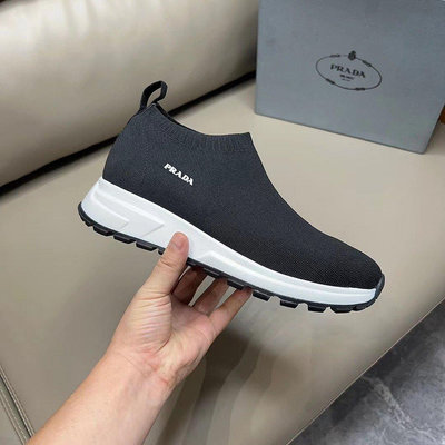 Leann代購~PRADA歐洲站2023最新款夏季飛織無鞋帶男鞋黑色襪子鞋