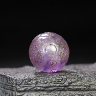 舊藏 紫水晶二龍戲珠，包漿老道，細節如圖所示，尺寸 直徑 4厘米，重 97.9克 玉獸 玉璋 玉佩飾【古谷屋】97