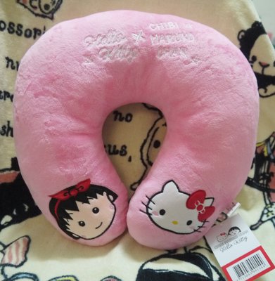 正版﹝Sanrio﹞授權※Hello Kitty凱蒂貓和小丸子(聯名款)※【馬啼型造型】絨毛頸枕