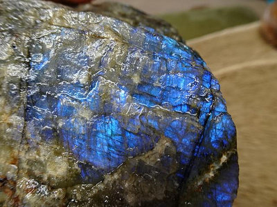 《藍晶寶石玉石特賣區〉→〈原石系列〉→天然國際寶石-特級藍光拉長石原礦〈2860公克〉→Q12