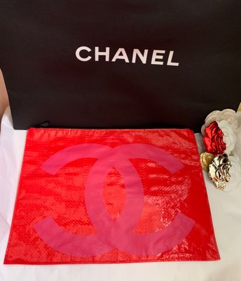 Chanel vip禮(限量大雙C編織壓紋）防水*資料袋*化妝包🙋收藏品；亮眼、超輕薄，可自加長鍊!