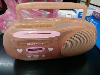 9成以上新的粉紅半透明Hello, Kitty凱蒂貓的手提式收音機/AM/FM收音機正常/錄音帶上播放鍵可正常轉動，但沒