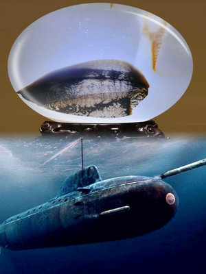 《核潛艇》，海玉象形，高冰透，尺寸：50×27×9mm。天然 奇石 擺件 文玩【紫竹齋】4426