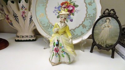 紫丁香歐陸古物雜貨♥歐洲 vintage手繪穿著黃色洋裝仕女陶瓷娃娃