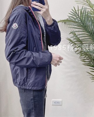 [1985精品服飾] 正品 MONCLER  三色彩條拉鍊 連帽 風衣外套 現貨青年款=男成人XS、女S