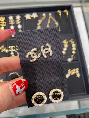 Chanel 經典款珍珠cc logo 耳針 終於找到一附❤️😉。$2xxxx