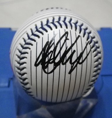 棒球天地--5折賠錢出-- 鈴木一朗 Ichiro Suzuki 簽於洋基紀念球.字跡超漂亮