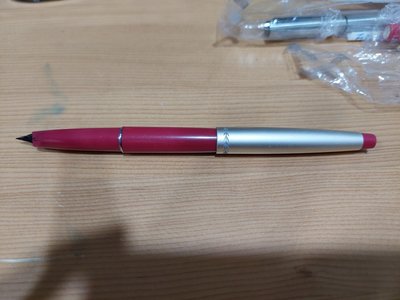 1960年百樂日本製鋁蓋桃紅色桿14K,細字尖鋼筆，可以劈腿。真的 不太會拍鋼筆照。10