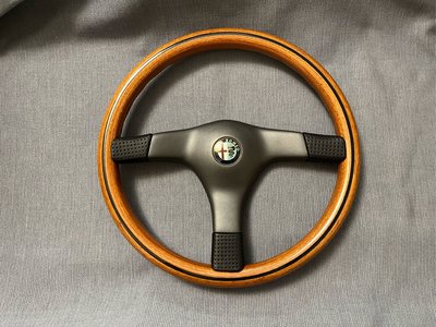 Alfa 原廠改裝品 新品Nardi Gara 3 核木方向盤， 義大利製造， 直徑360mm  經典的 Nardi 設計， 中心標為38mm 限量絕版品