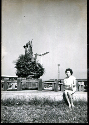 拾漏筆記-黑白照片,1張,民國 50年代,與舊高雄火車站前噴水池中的紅色鯉魚合影,11cm x 7.5cm