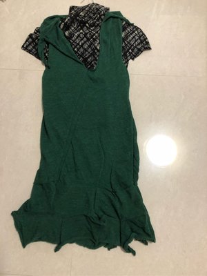 （全新）日本三宅一生Issey Miyake 品牌 me 墨綠色不規則剪裁無袖深V領針織洋裝