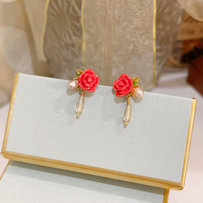 Leann代購~Les Nereides 法國卡羅拉玫瑰系列 紅玫瑰珍珠 耳鉤耳環耳釘耳夾