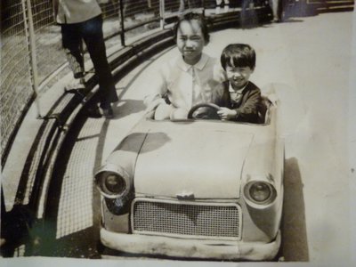 190505~鐵皮玩具車~小朋友~兒童樂園~相關特殊(一律免運費---只有一張)老照片
