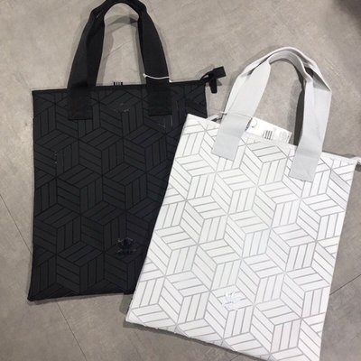 【Luxury】現貨 Adidas 三宅一生 黑白兩色 托特包 提袋 3D 幾何 男女款 肩背包 側背包