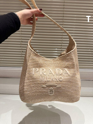 【二手包包】Prada raffia斜挎包休閑百搭輕便實用上身超好看草編系列 尺寸 33 25cm NO147509