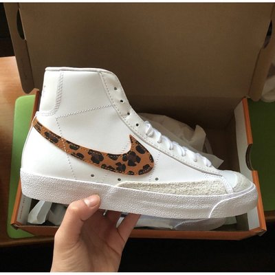 【正品】耐克Nike Wmns Blazer Mid 77 SE "Leopard" 白 豹紋 女款 DA8763-101現貨慢跑鞋