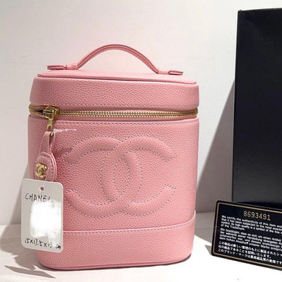 全配美品Chanel vintage 粉色荔枝皮大logo化妝包筒包。中古品要全配配件不簡單，成色也是很不錯！可收藏！