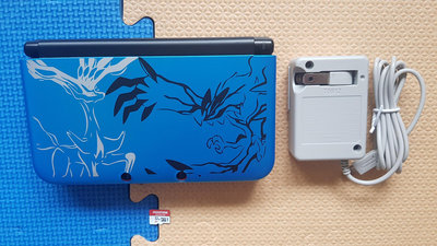 【回憶瘋】售3DS LL 口袋妖怪版藍色機(已改機.內建遊戲) 贈送32G卡(內附遊戲)  8成新