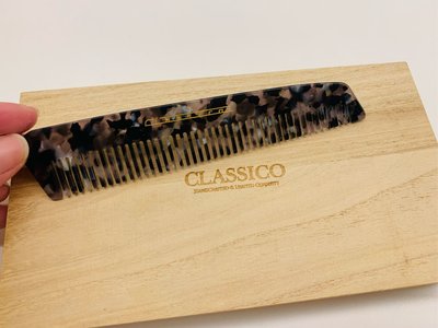 每隻都獨一無二的琥珀玳瑁色平板梳子CLASSICO Acetate Combs