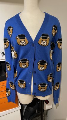 時尚萬歲 Moschino 超Q滿版藍色警察熊針織外套