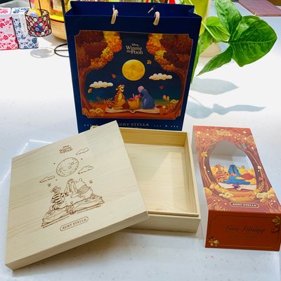 ❤Lika小舖❤原廠專櫃正品 Aunt Stella 詩特莉 維尼的月光森林 木盒 迪士尼 小熊維尼 中秋禮盒空盒紙袋