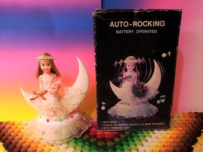 宇宙城 台灣製 月亮公主娃娃與兔子玩具1盒 放電池測試燈會亮有音樂 寄出不保固 老娃娃老玩具早期懷舊收藏