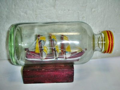 aaL皮商旋.已稍有年代菲律賓製長約14.5公分玻璃瓶中船擺飾!!--值得擁有!/6房樂箱95/-P