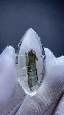 天然水晶透體綠碧璽裸石吊墜 32*14*11mm 6.7克，