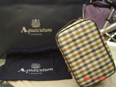 Aquascutum 英國品牌   經典格紋男性手拿包  (再加贈原場紙帶及防塵套)   全新 特價:5980元
