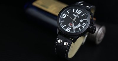 淡淡小沛風清晰刻度,黑陶瓷鎢鋼色澤錶殼,大水壺龍頭護蓋,日期自動上鍊機械錶,22mm鉚釘錶帶