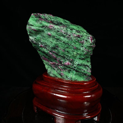原石擺件 奇石擺件 緬甸紅綠寶 天然原礦帶座高14×7.5×6公分 重0.86公斤 編號180520