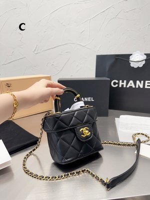 【二手包包】升級款  Chanel 2023 手工坊手柄小盒子上身可可愛愛金新款小黑子多了手柄設計，實物看還 NO.33902