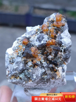 芬達石榴石  錳鋁榴石與煙晶共生