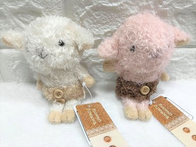 【SHINADA】日本進口 可愛療癒 柔軟蓬鬆 綿羊 羊咩咩 軟呢木釦 鈕扣 絨毛 娃娃 玩偶 吊飾 掛飾 鑰匙圈