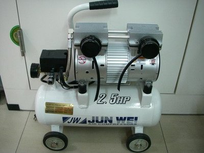YT（宇泰五金）高品質JUN WEI/2.5HP10L靜音無油式雙缸空壓機/附風槍.6米PU管/特價中