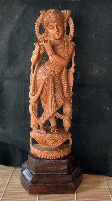 早期印度幸福女神紅肉老山檀香木雕，重535公克，31 x 12 x 6公分