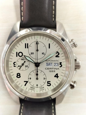 瑞士製造雪鐵納（CERTINA)三眼自動計時錶，搭載7750計時機芯，錶徑42 mm，鎖牙式龍頭及後底蓋防水100米，藍寶石水晶玻璃，庫存新表