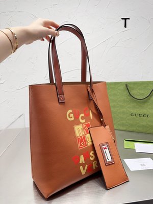 Cinder-ella Gucci老花購物袋 購于香港海港城，生寶寶后買包包第一考慮是能裝,一眼就相中這款，超大包的設計 NO120993