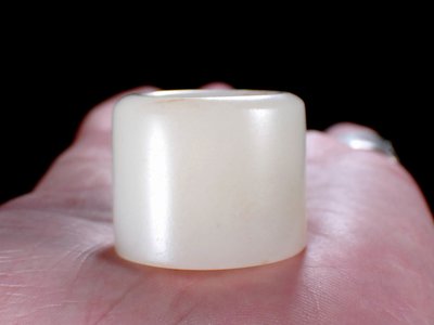 『保真』老玉市場-清代和闐老白玉厚骨玉扳指(內徑20mm)