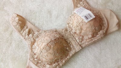 ＊JOLINNA~SHOP＊12918~日本帶回~GUNZE孕媽咪哺乳專用~前扣鈕式無鋼圈上衣 ~90B~直購780元~