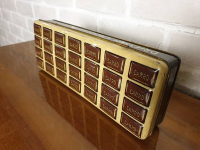 【卡卡頌  歐洲古董】歐洲老件 立體 CARRO   巧克力 老鐵盒  m0732 (提供租借)✬